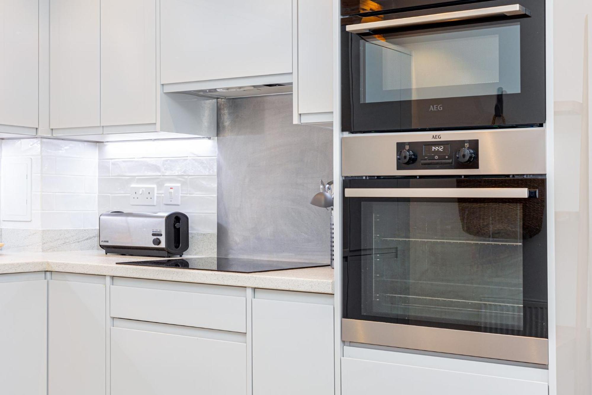 Modern New 2br Wviews & Balcony In Wandsworth Londen