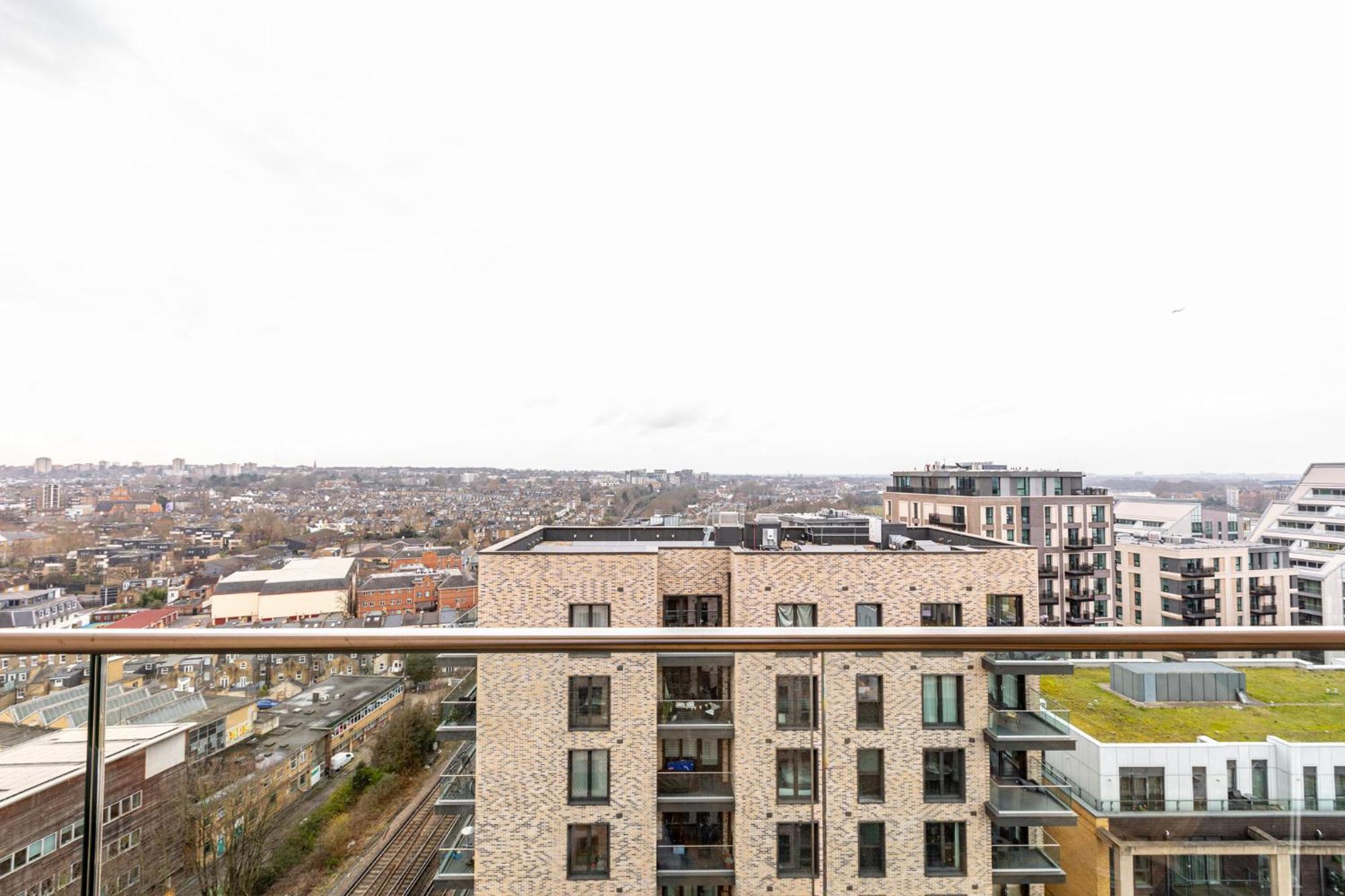 Modern New 2br Wviews & Balcony In Wandsworth Apartment London
