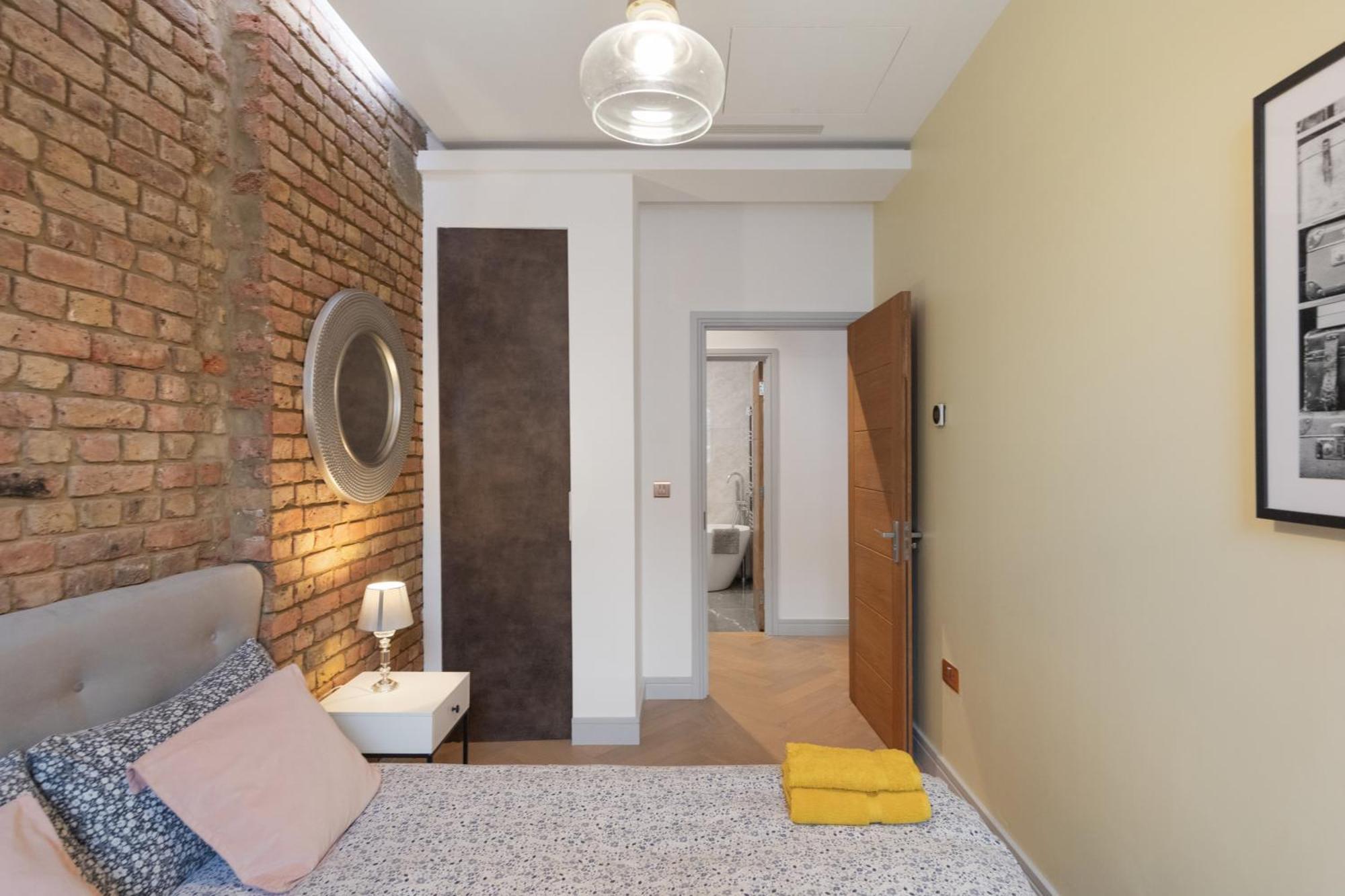 Cozy Retreat Near Downtown With Parking London