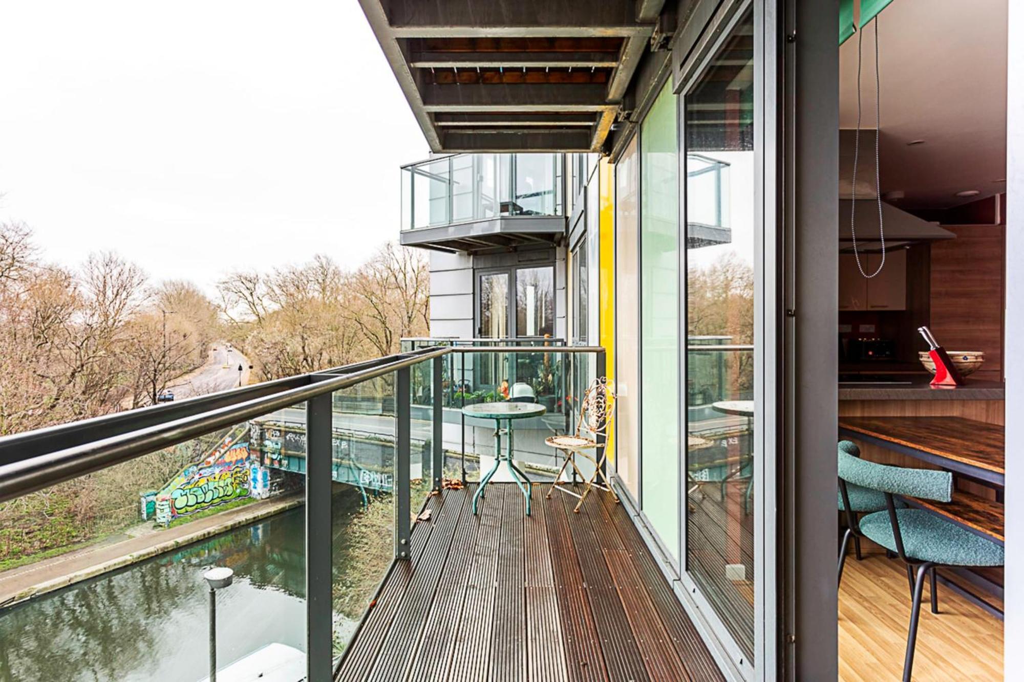 Vibrant And Modern With Canal Views Apartment *