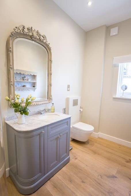 Apartment Swanky Pad In Putney *