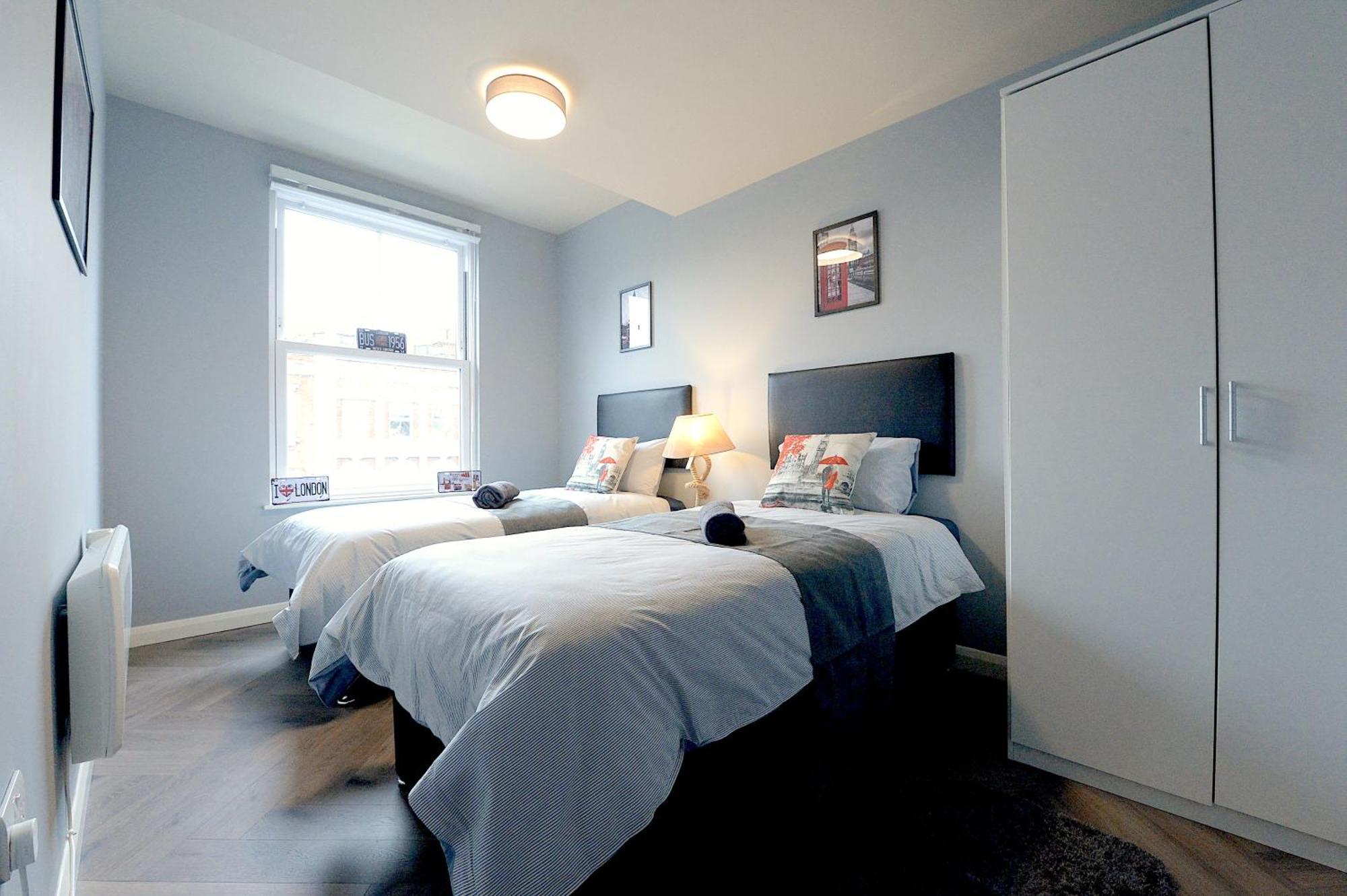 2 Bed Terraced Flat Piccadilly Line * Londen