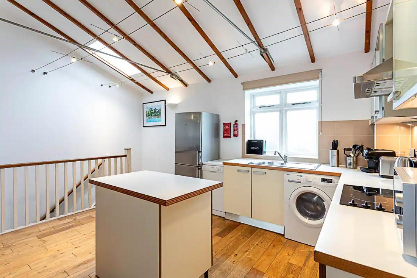Feriehus Light And Airy Upside Down House In Hackney London