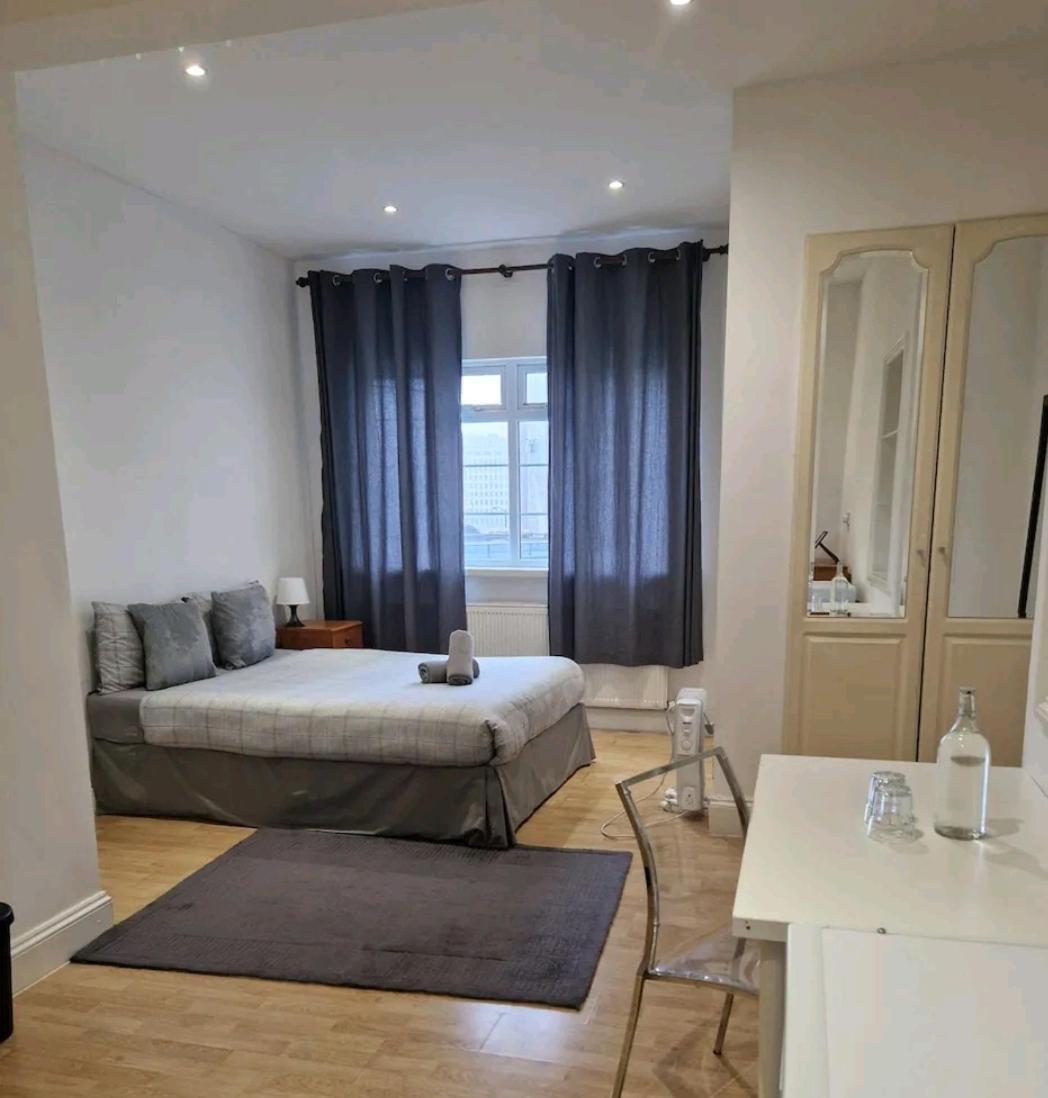 Homestay Affordable In Shared Flat, Bridge London