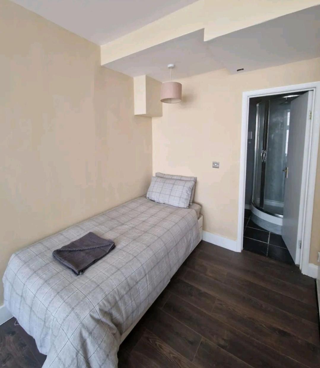 Homestay Affordable In Shared Flat, Bridge London
