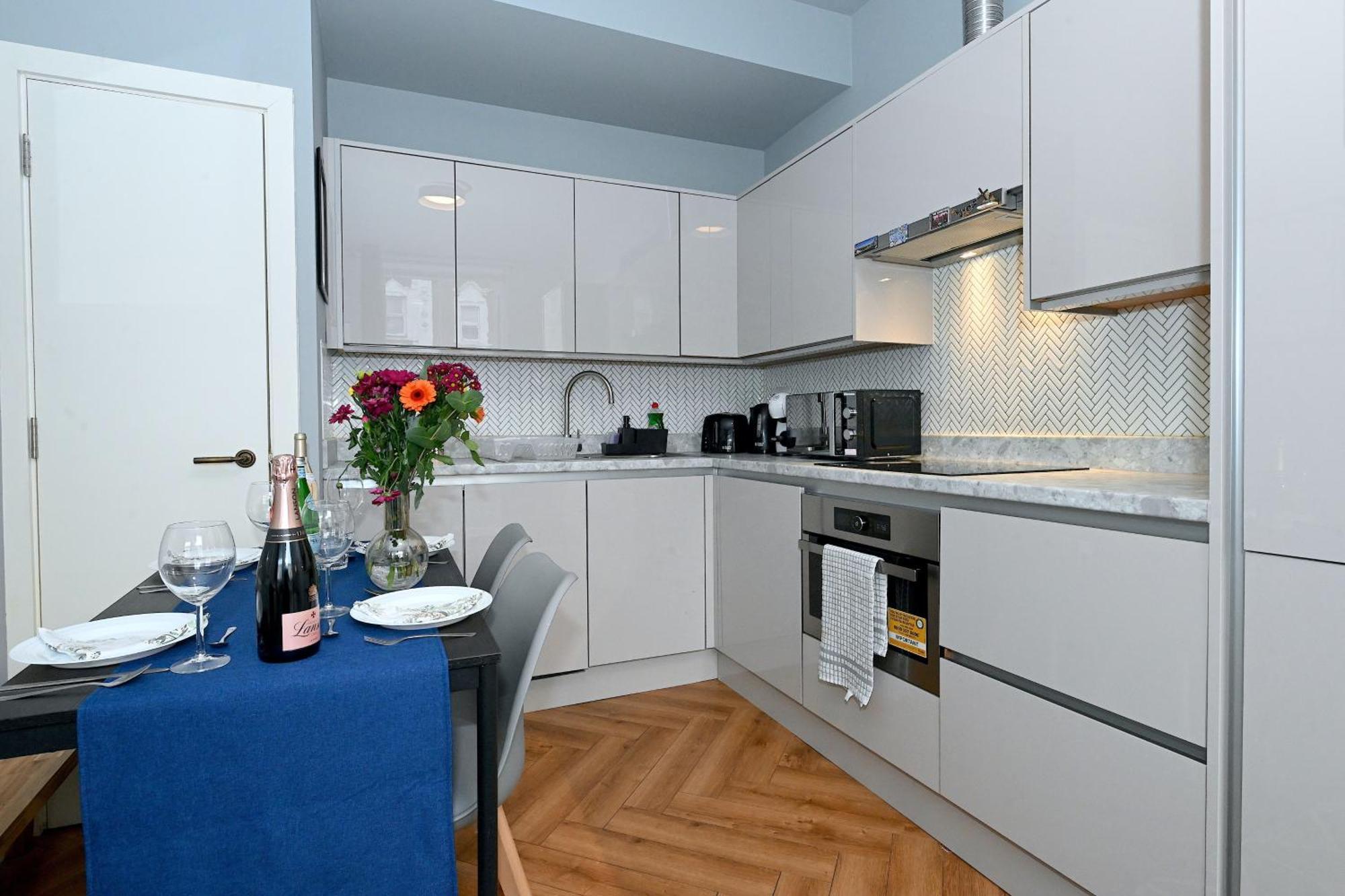 1 Bedroom Flat In Wood Piccadilly Line * Londres