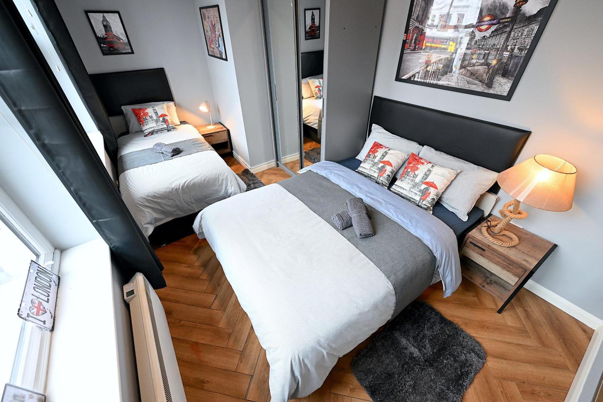 1 Bedroom Flat In Wood Piccadilly Line *