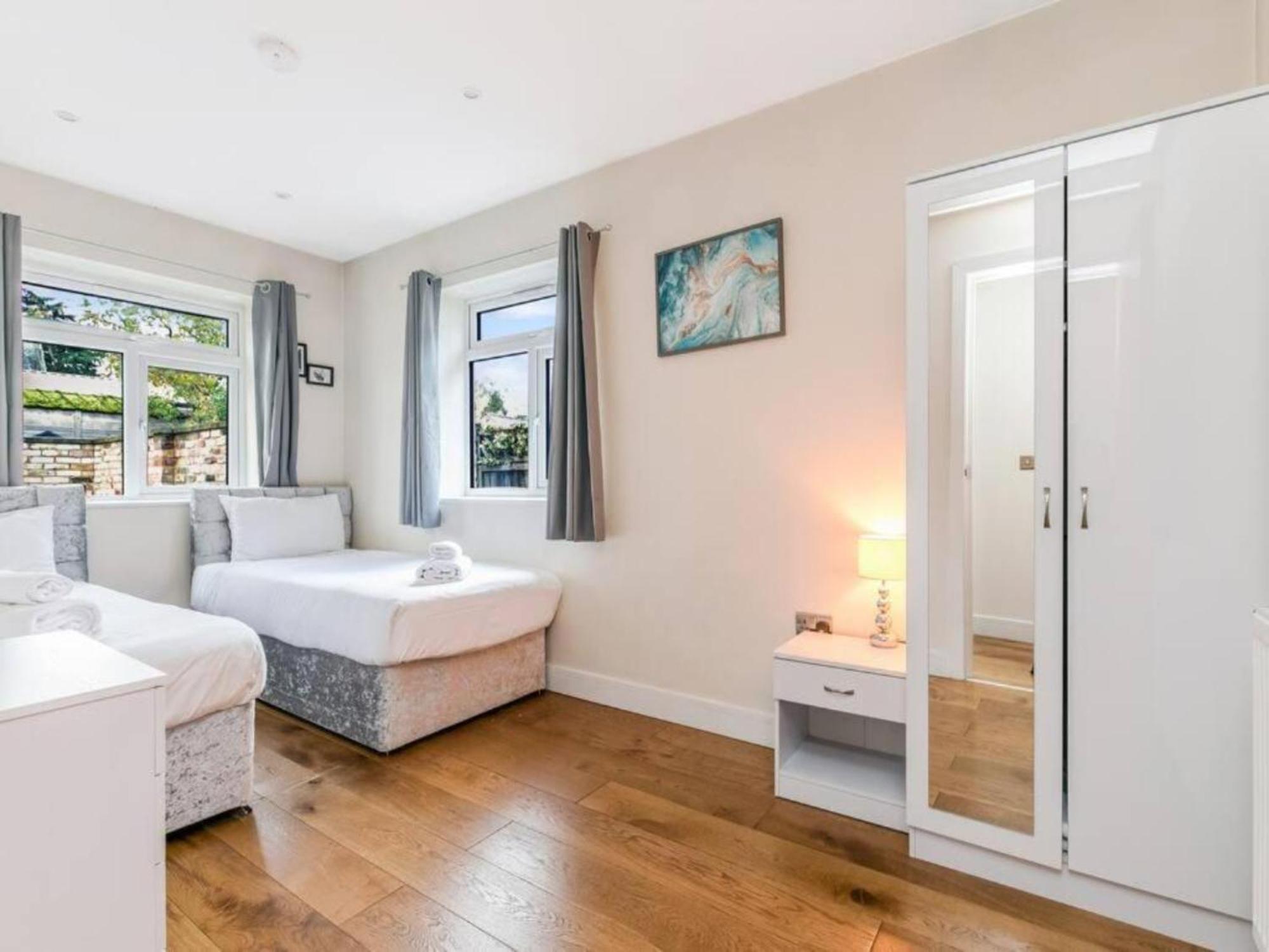 Pass The Keys Ealing Queen Of The Suburbs 2bd Londen