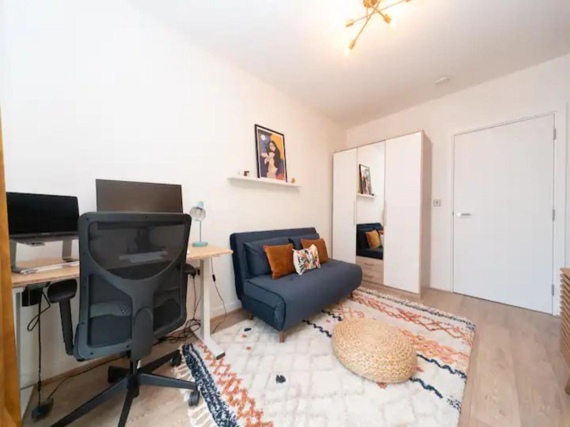 Pass The Keys Stunning And Stylish Flat Mins From Apartment