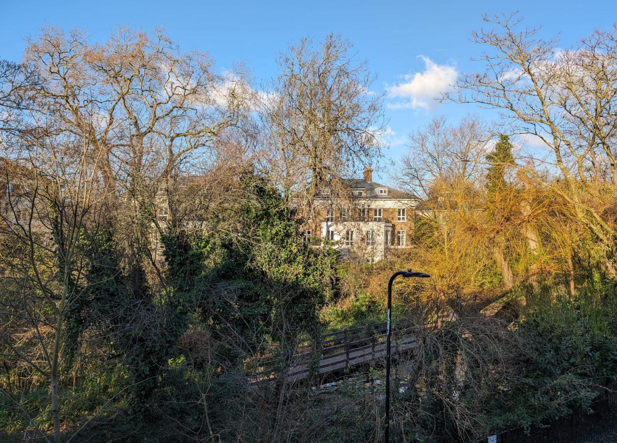 Riverside In Islington Apartment