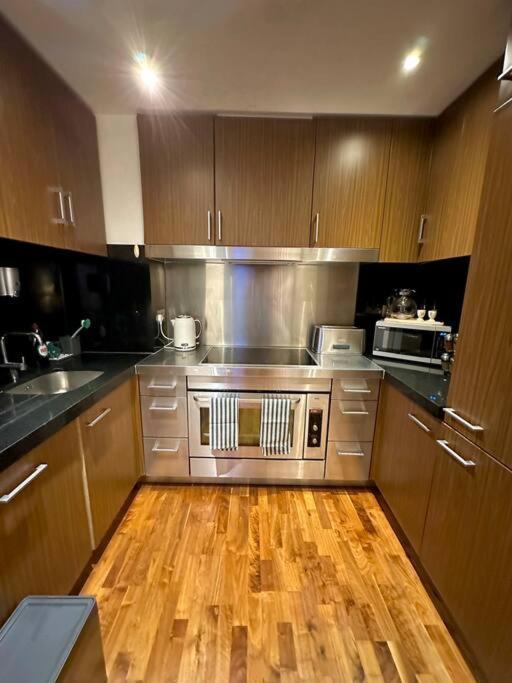 Luxury In Canary Wharf Apartment