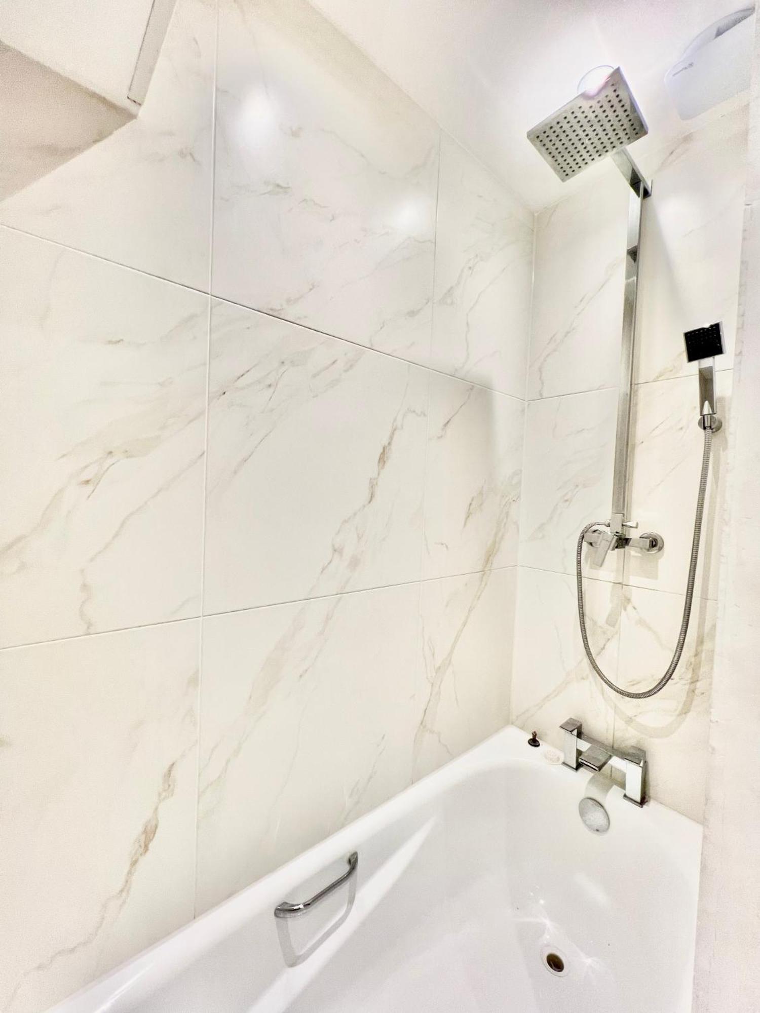 Stylish 2br Designer Flat Holland Park Apartment London