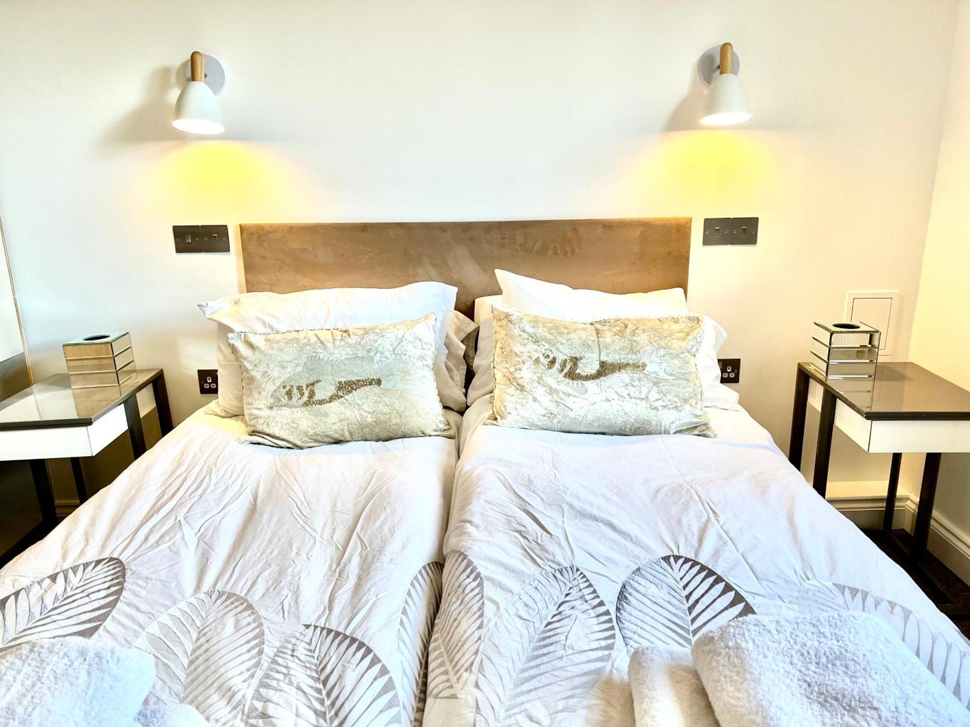 Stylish 2br Designer Flat Holland Park Apartment