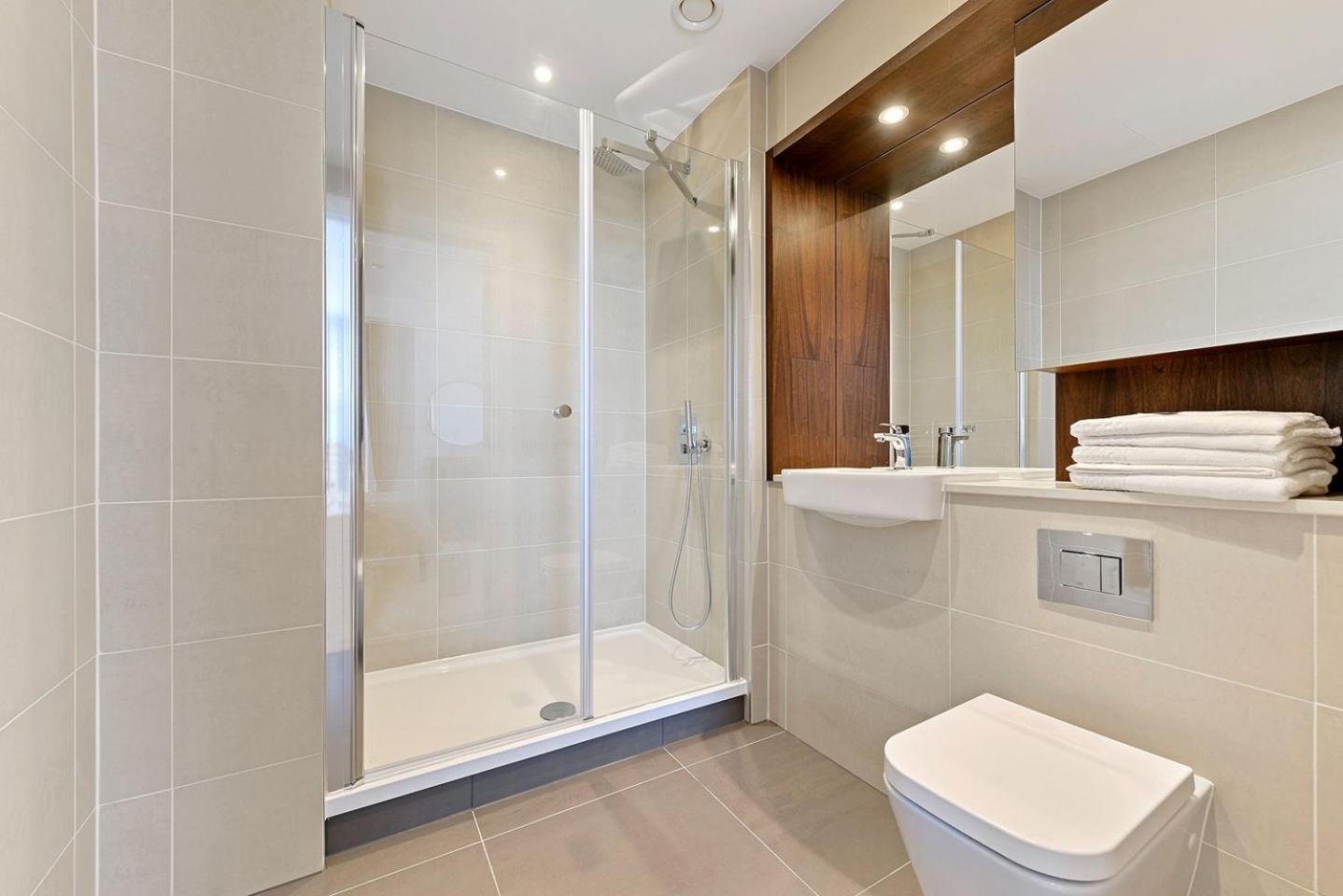 Large 2 Bed With High Rise View Canary Wharf * Londen