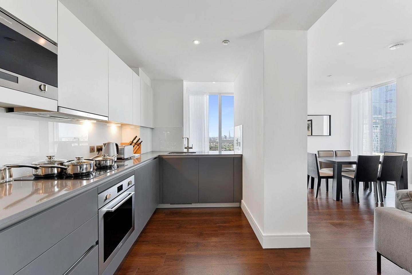 Large 2 Bed With High Rise View Canary Wharf * Londen