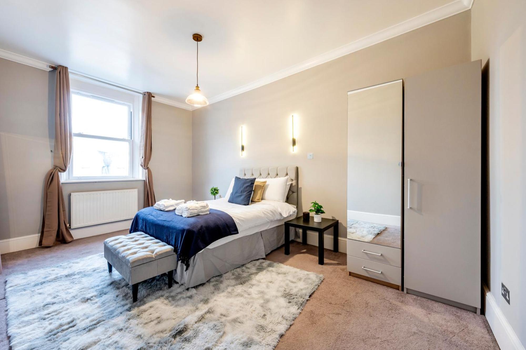 Large 1 Bedroom In Center Of 3 Appartement Londen
