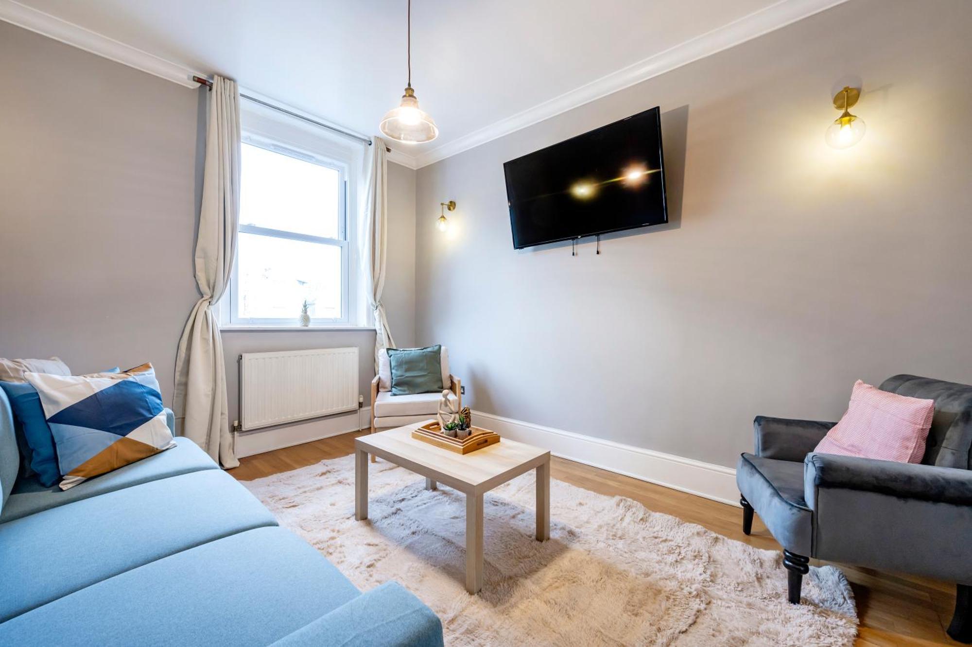 Large 1 Bedroom In Center Of 3 Appartement *