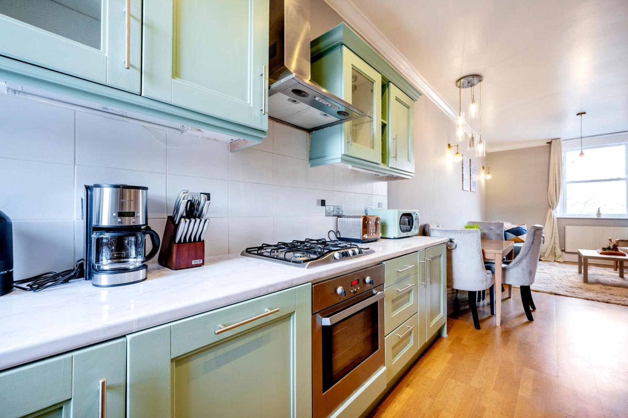 Large 1 Bedroom In Center Of 3 Appartement *