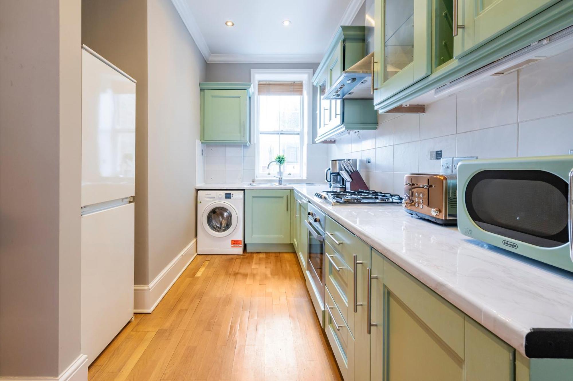 Large 1 Bedroom In Center Of 3 Appartement *