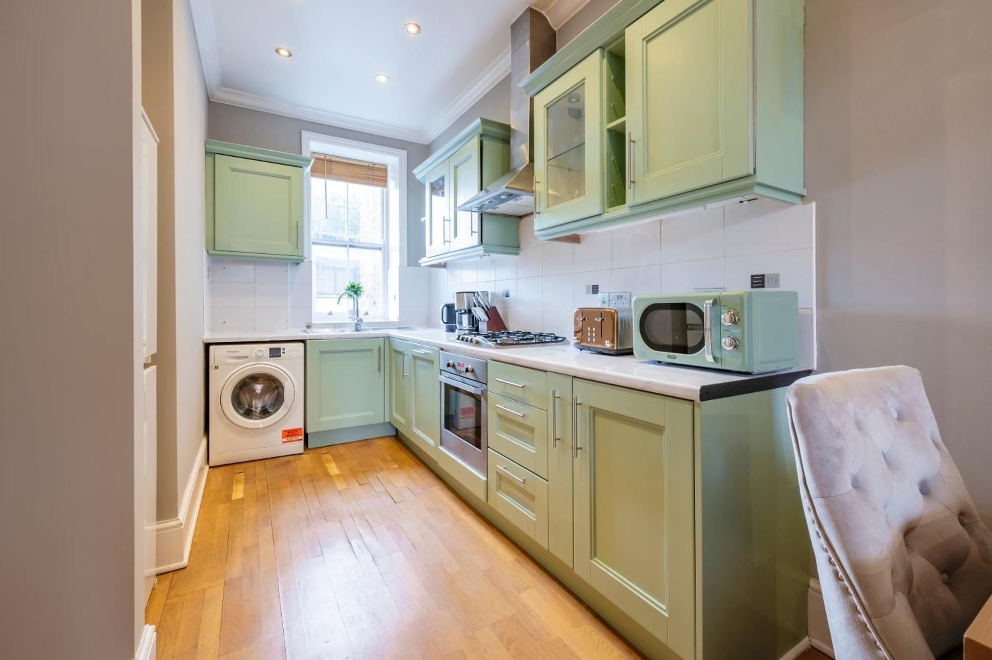 Large 1 Bedroom In Center Of 3 Appartement *