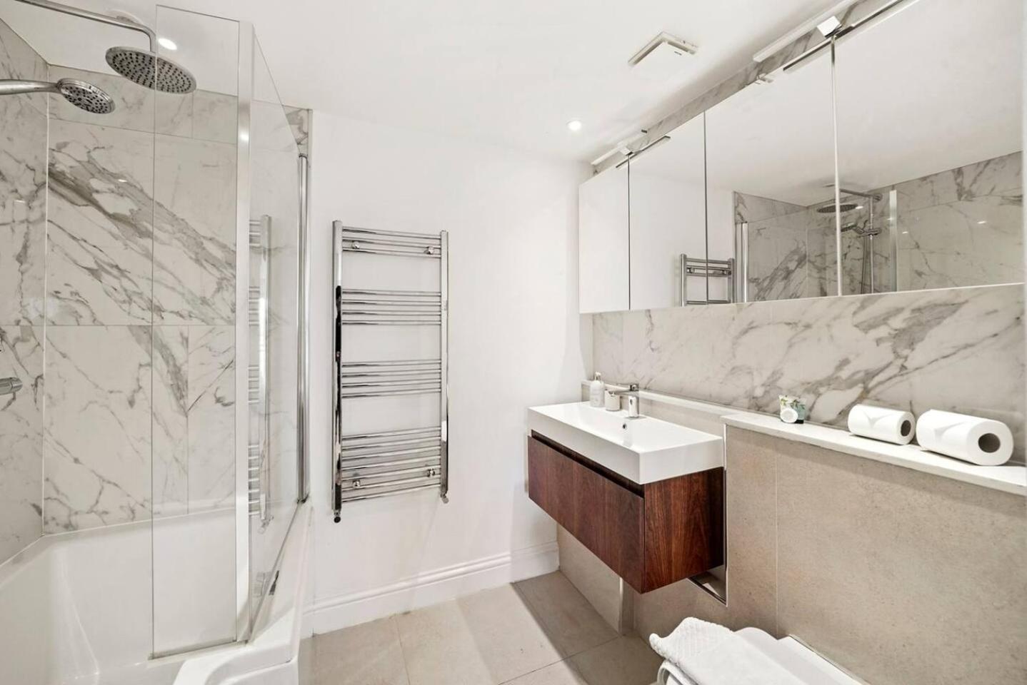 Large 2 Bed With High Rise View Canary Wharf Appartement *