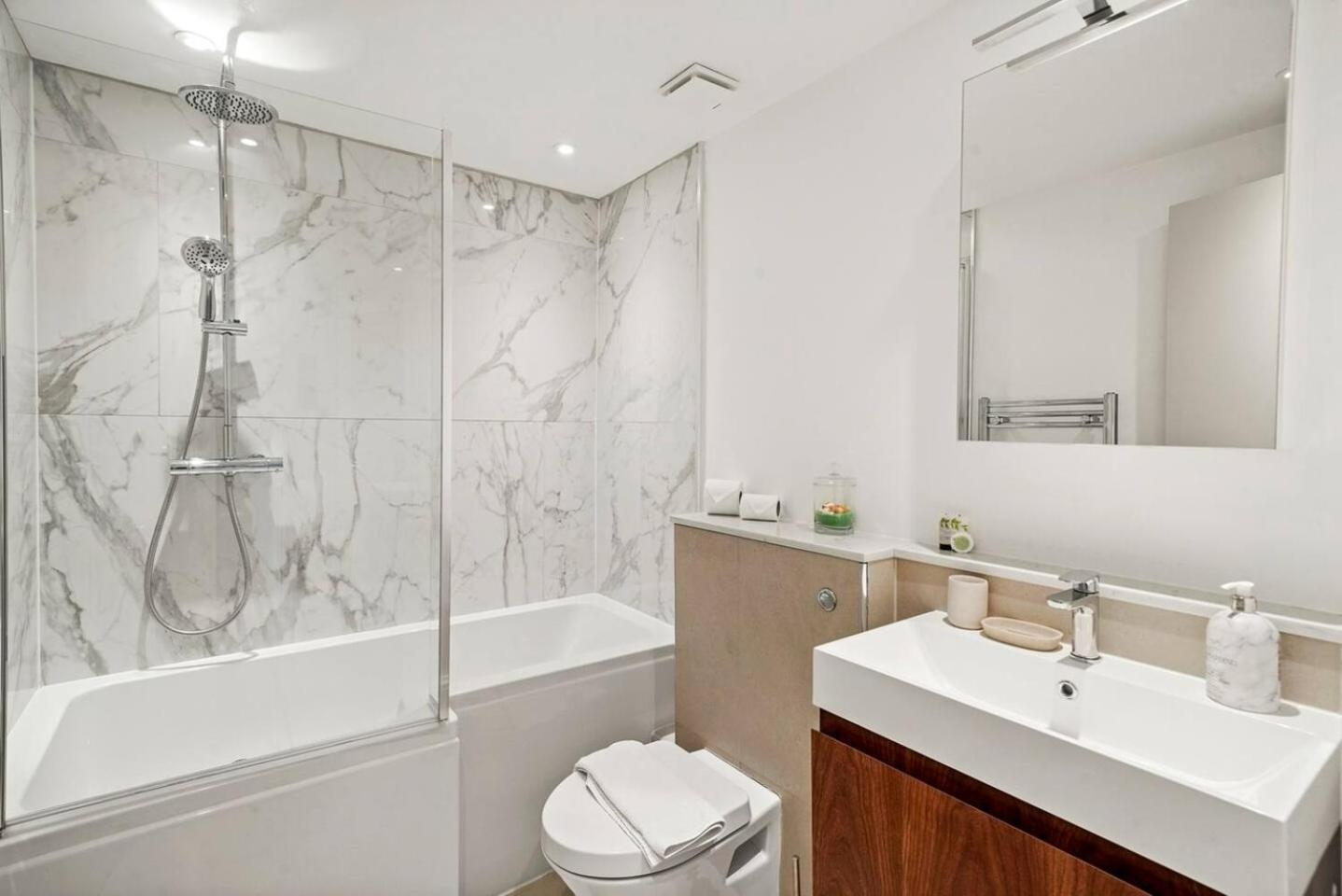 Large 2 Bed With High Rise View Canary Wharf * Londen