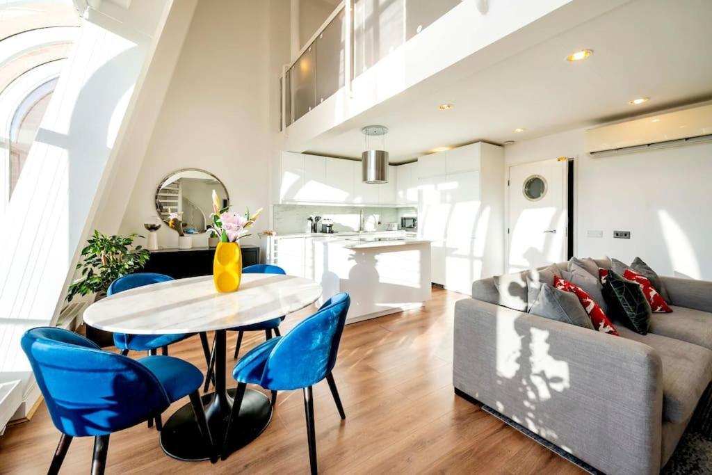Arcore Premium Golden Square Apartment
