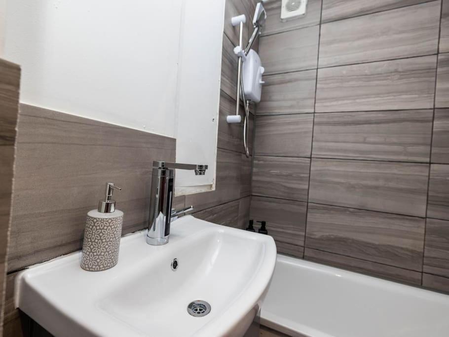 Appartement 1 Bedroom-sofabed-worktable-4-wifi-parking Londen