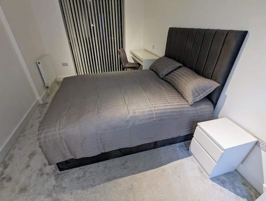 Apartamento New Lux 1 Or 2 Bed Flats + Car Park + 5min Tube + Fast Wifi Londres