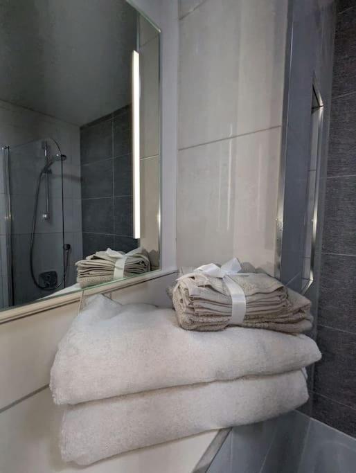 New Lux 1 Or 2 Bed Flats + Car Park + 5min Tube + Fast Wifi Apartamento *