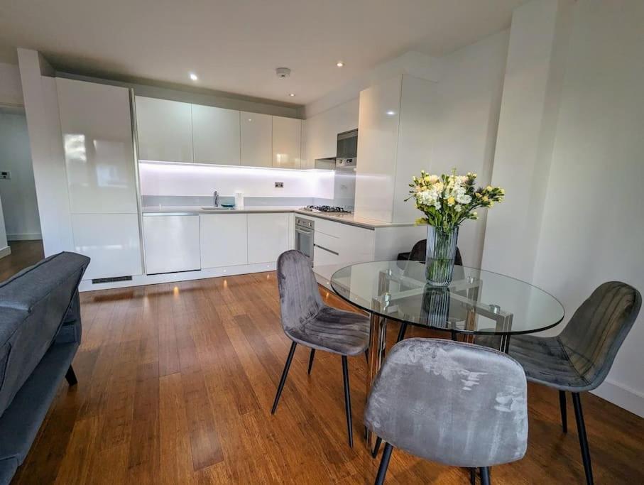 New Lux 1 Or 2 Bed Flats + Car Park + 5min Tube + Fast Wifi Apartamento Londres