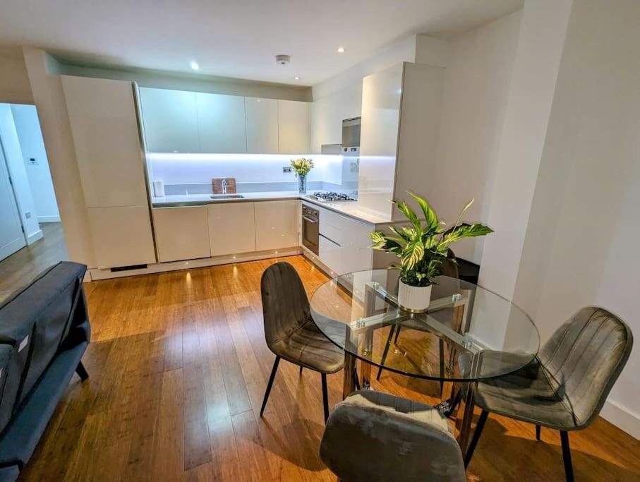Apartamento New Lux 1 Or 2 Bed Flats + Car Park + 5min Tube + Fast Wifi Londres