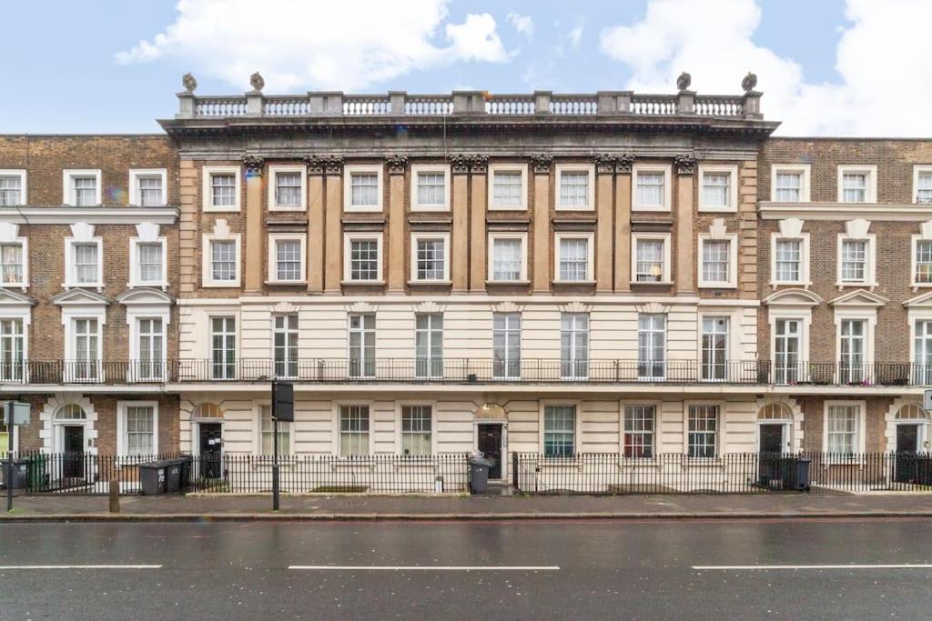 Apartment Spacious & 3-bed Flat By Popular Waterloo!
