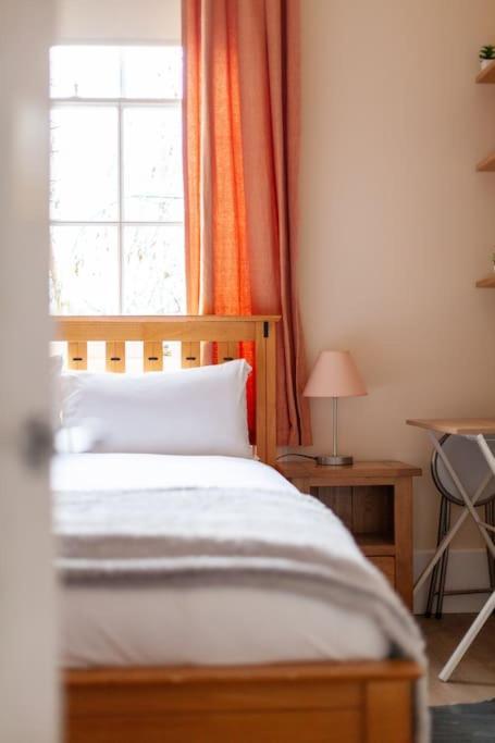 Spacious & 3-bed Flat By Popular Waterloo! *