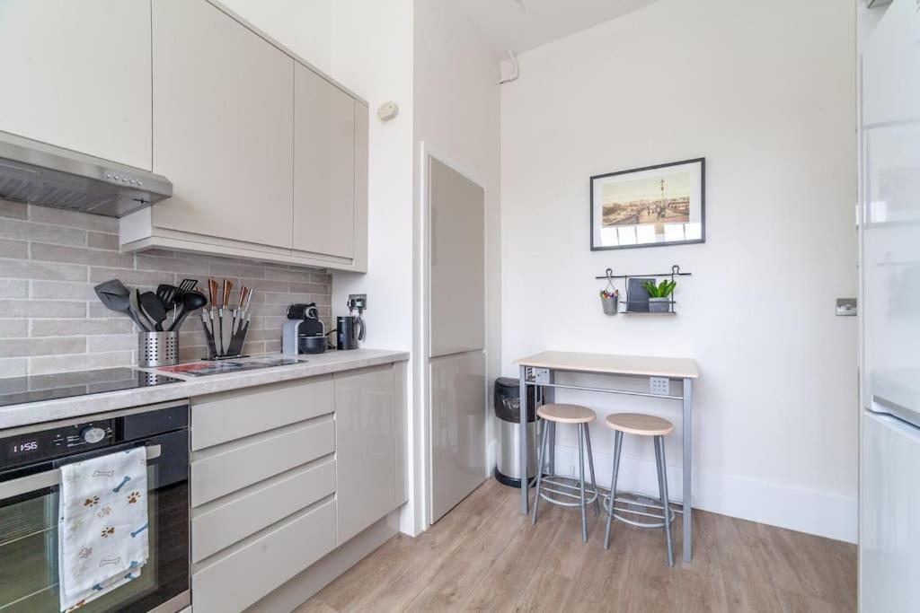 Spacious & 3-bed Flat By Popular Waterloo! * London