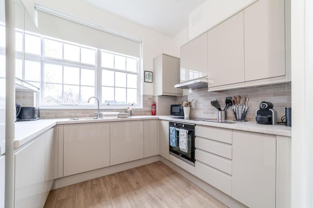 Apartment Spacious & 3-bed Flat By Popular Waterloo!