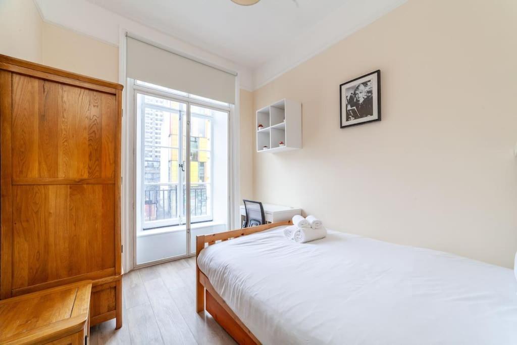 Spacious & 3-bed Flat By Popular Waterloo! Apartment London