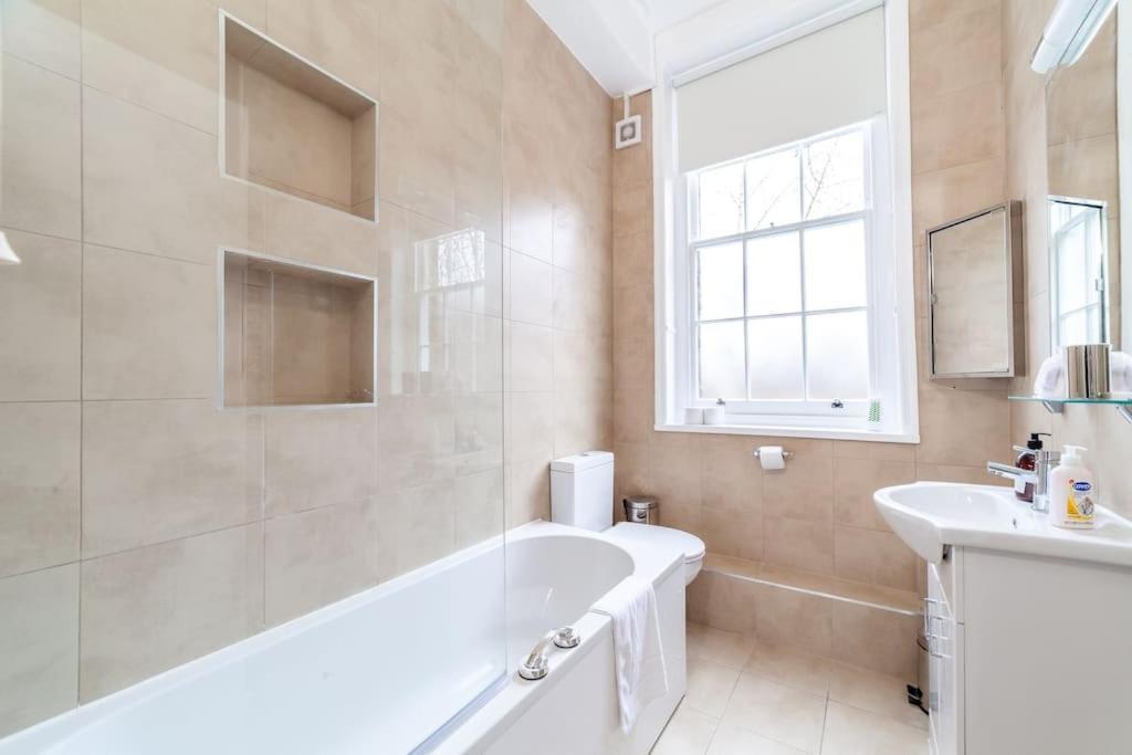 Apartment Spacious & 3-bed Flat By Popular Waterloo! *