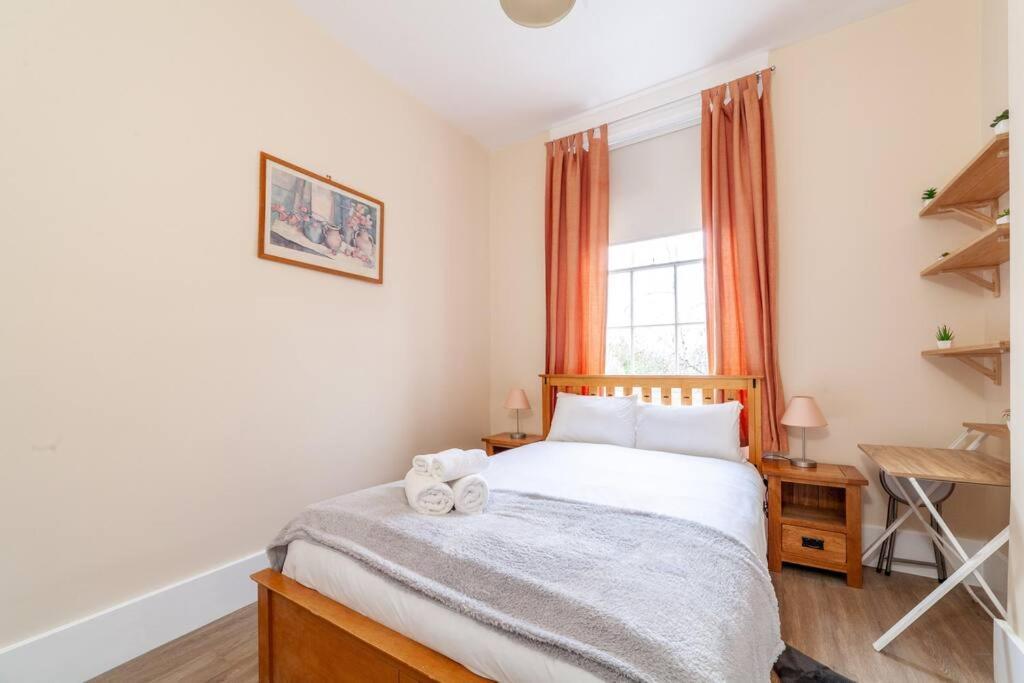 Spacious & 3-bed Flat By Popular Waterloo! * London