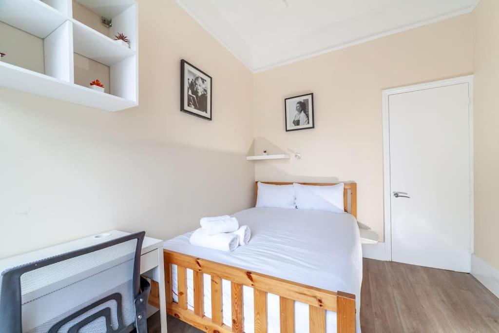 Spacious & 3-bed Flat By Popular Waterloo! Apartment
