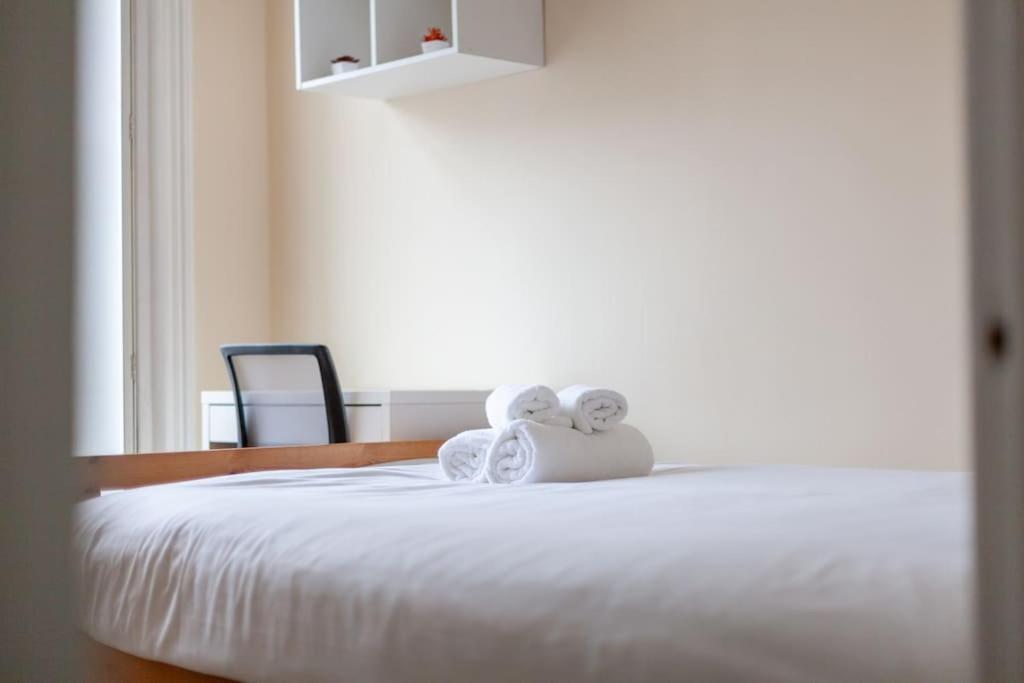 Spacious & 3-bed Flat By Popular Waterloo! *