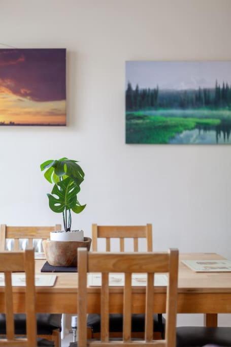 Spacious & 3-bed Flat By Popular Waterloo! Apartment