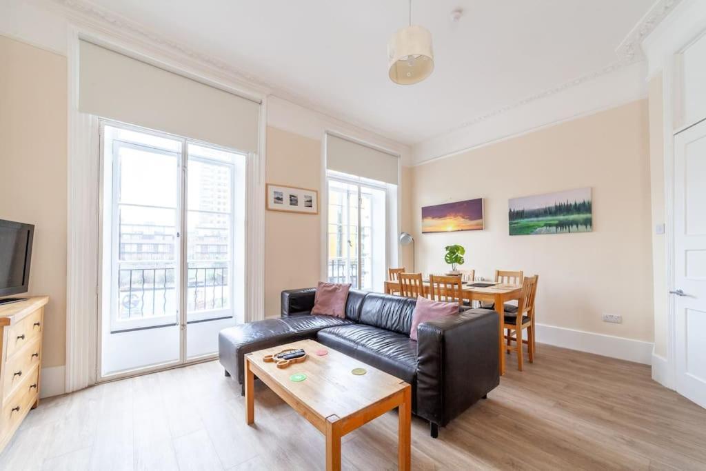 Spacious & 3-bed Flat By Popular Waterloo! *