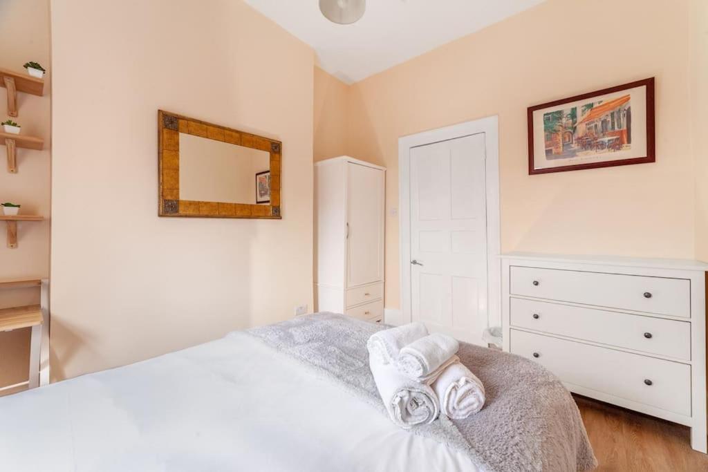Apartment Spacious & 3-bed Flat By Popular Waterloo! London