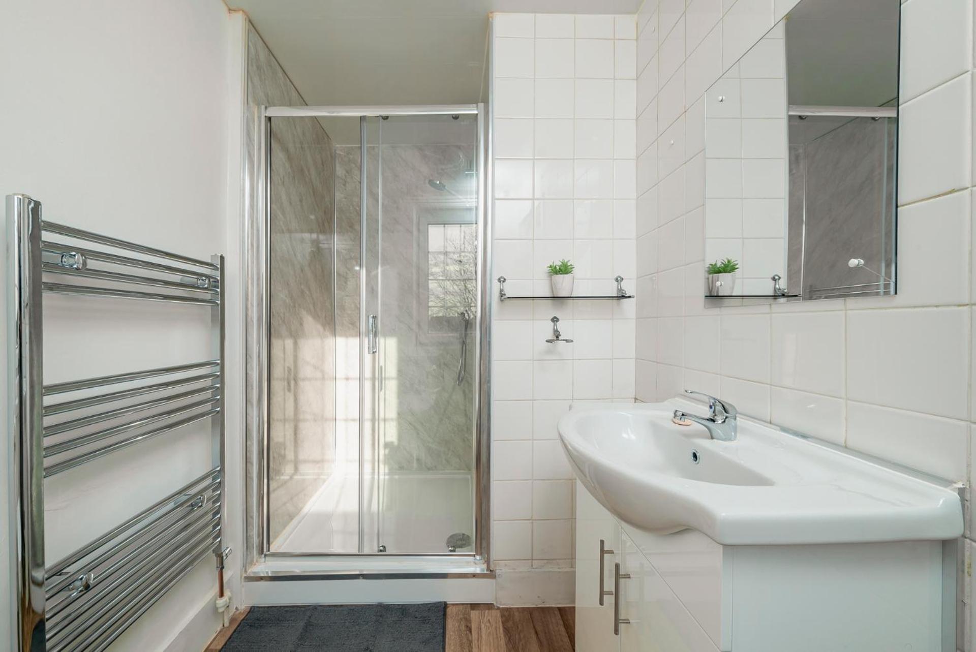 Uksas Stunning One Bedroom Flat Free Parking * Londen