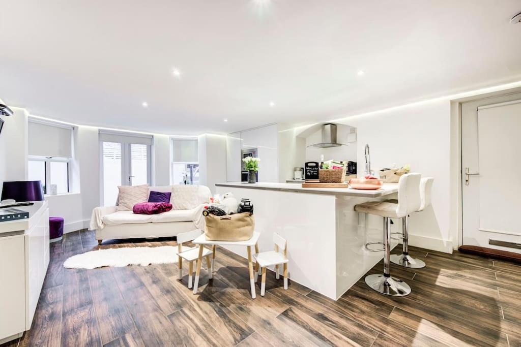 Luxury 1 Bed With Private Terrace & Parking - Heart Of Wanstead Village Apartamento