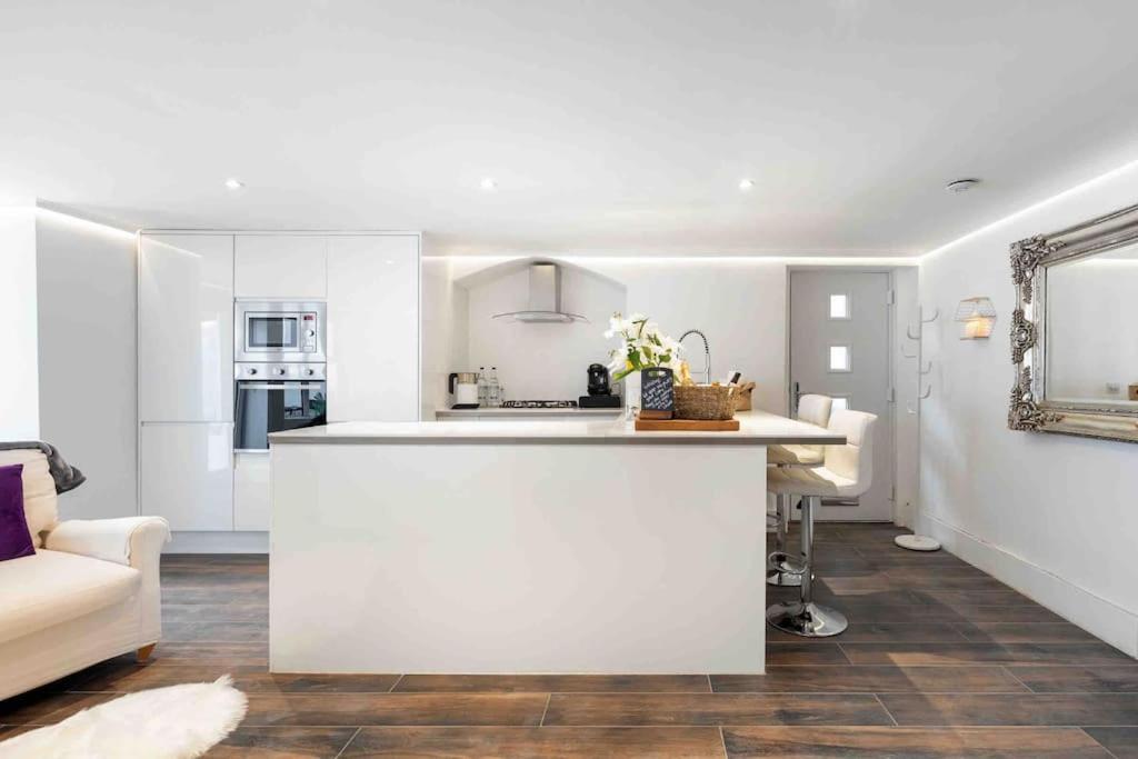 Apartamento Luxury 1 Bed With Private Terrace & Parking - Heart Of Wanstead Village Londres