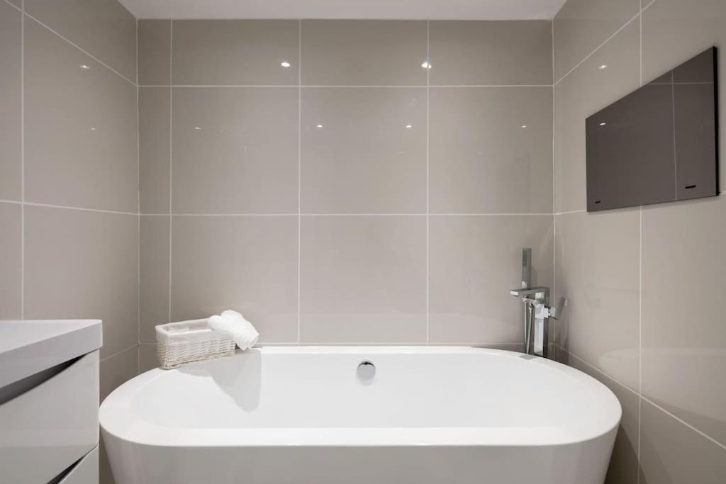Luxury 1 Bed With Private Terrace & Parking - Heart Of Wanstead Village Apartamento