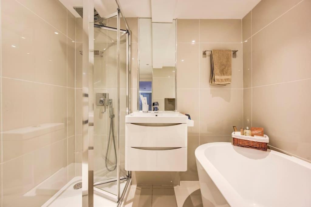 Luxury 1 Bed With Private Terrace & Parking - Heart Of Wanstead Village Apartamento Londres