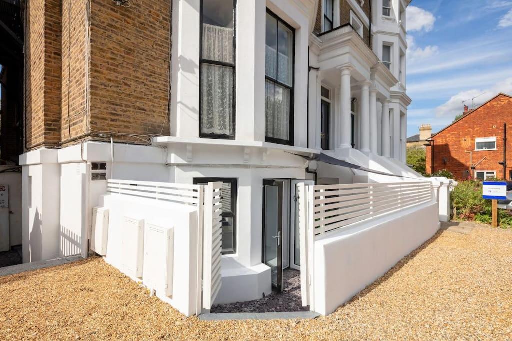 Luxury 1 Bed With Private Terrace & Parking - Heart Of Wanstead Village Apartamento *